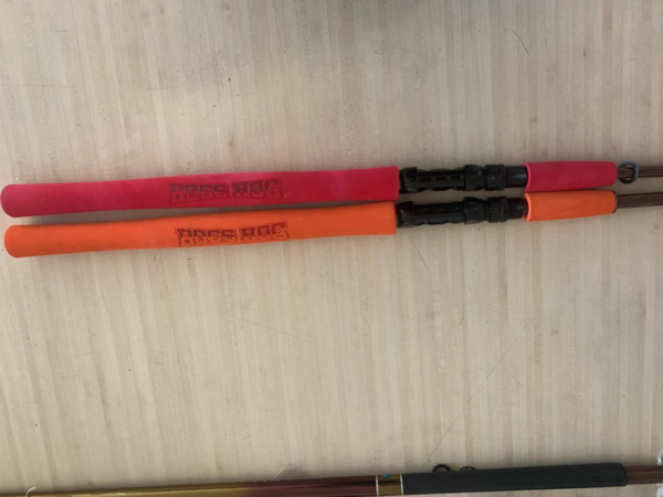 A close up of two different colored pencils